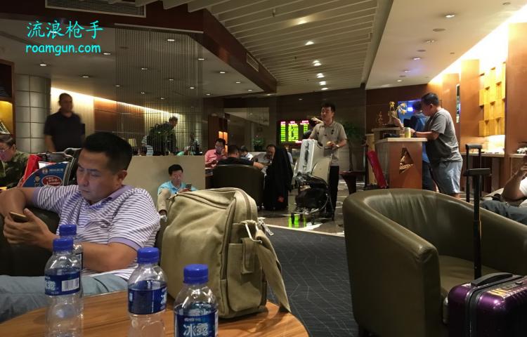 飞过北京，机场的老外好可怜 - 流浪枪手 - 流浪枪手的驿站